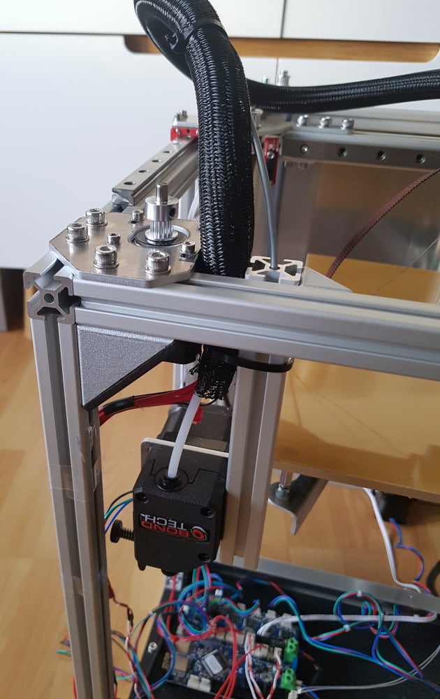 bowden extruder from Bondtech mounted in front